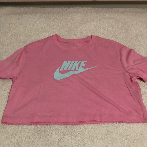 Nike Tops - NWT Nike Women's Essential Futura Crop Top